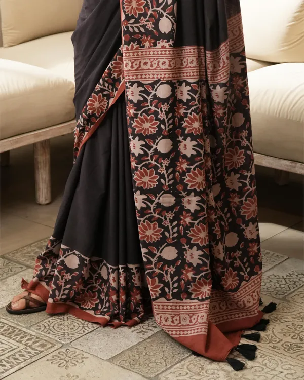 Black_Cotton_Floral_Jaal_Border_Print_Mulmul_Saree_For_Women